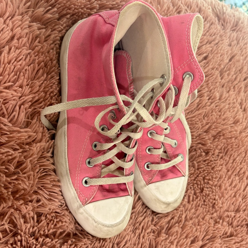 Converse Chuck Taylor All Star Lugged Pink and White High-Tops Women’s Size 8